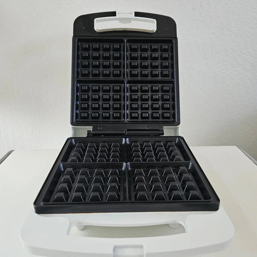 Vtg Toastmaster Belgian Waffle Baker Model TWB4 Maker Iron Family Size